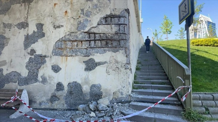 Maltepe Köprüsü'nün bazı bölümlerinde beton ve sıvalar döküldü