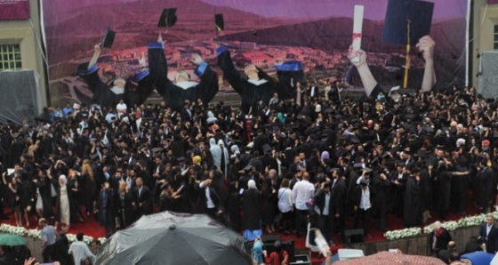 Maltepe Üniversitesi’nde yağmur altında mezuniyet coşkusu