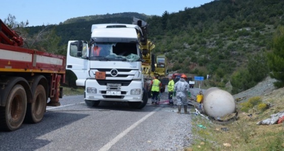 Manisa'da asit yüklü tanker devrildi