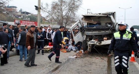 Manisa'da çöp kamyonu ile tuğla yüklü kamyon çarpıştı: 3 yaralı