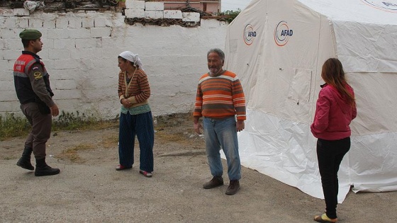 Manisa'da evleri hasar gören aileler geceyi çadırda geçirdi