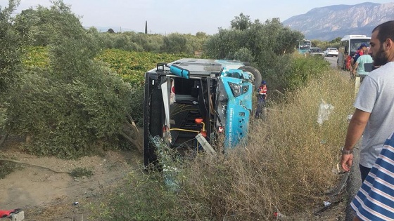 Manisa'da halk otobüsü ile otomobil çarpıştı