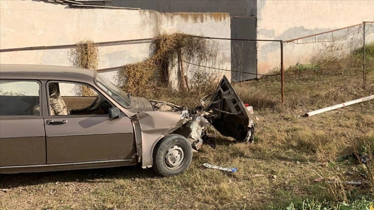 Manisa'da hemzemin geçitte trenin çarptığı otomobilin sürücüsü yaralandı