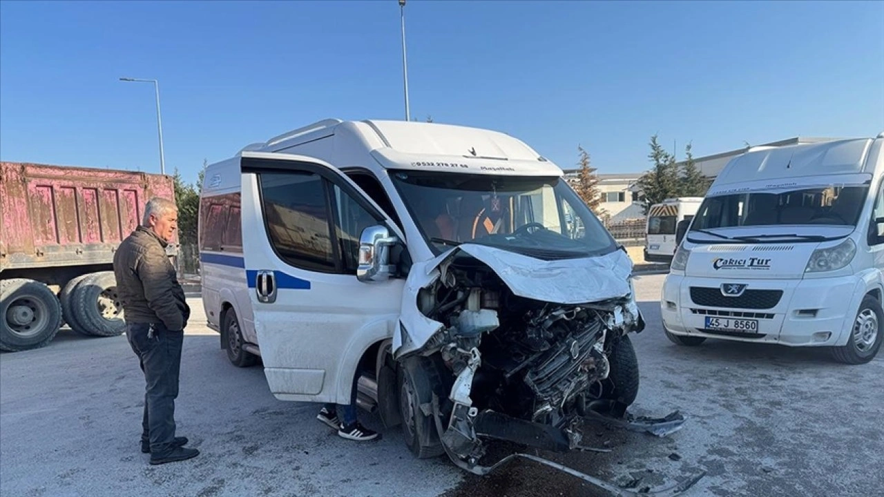 Manisa'da iki işçi servisinin çarpıştığı kazada 19 kişi yaralandı