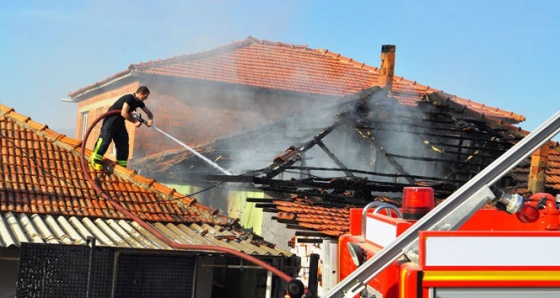 Manisa'da iki kardeşin evi yandı