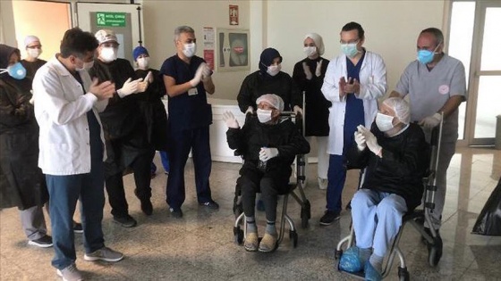 Manisa'da Kovid-19 tedavisi gören 87 yaşındaki 2 hasta şifa buldu