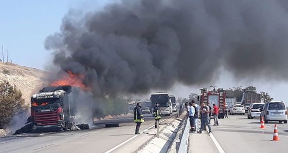 Manisa’da seyir halindeki tır alev alev yandı