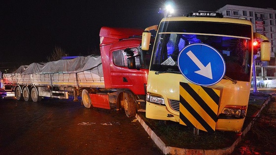 Manisa'da TIR, işçileri taşıyan midibüse çarptı: 5 yaralı