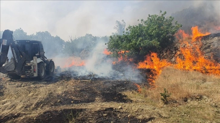 Manisa Demirci'de ormana sıçrayan yangına müdahale ediliyor
