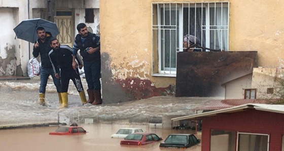 Manisa ve İzmir'i sel vurdu, İzmir-İstanbul yolu kapanmak üzere