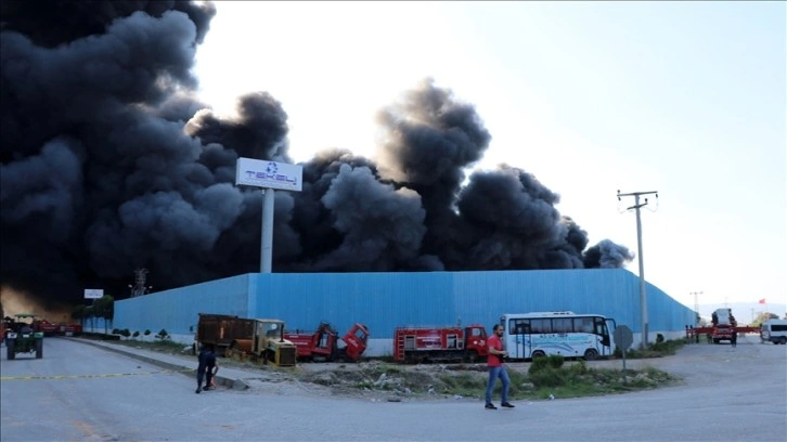 Manisa'da bir fabrikada çıkan yangına müdahale ediliyor