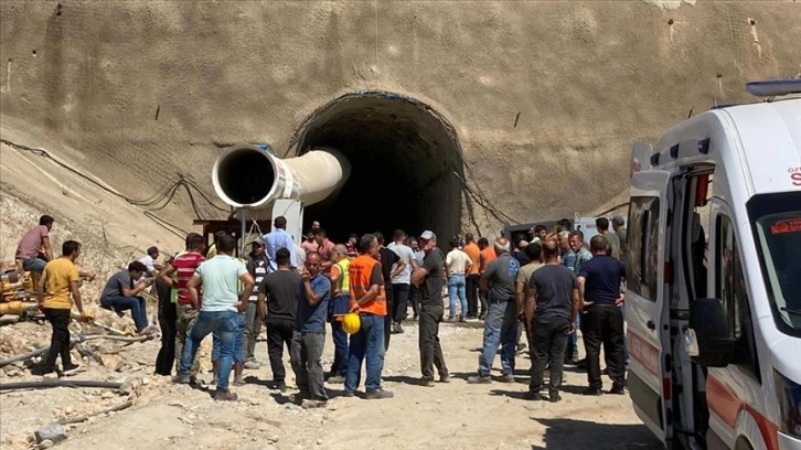 Manisa'da hızlı tren hattının tünel inşaatında 2 işçi gazdan etkilendi