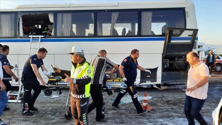 Manisa'da işçi otobüsü ile kamyonun çarpıştığı kazada ölü sayısı 2'ye yükseldi