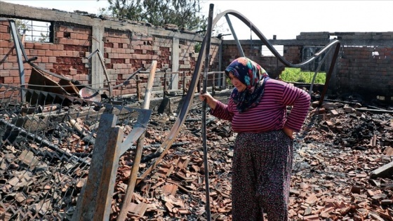 Manisalı besici kadın, yangında telef olan hayvanlarının başında gözyaşı döktü