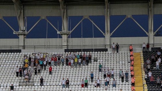 Manisaspor'un borçları 19 Mayıs Stadı'nın kapısına asıldı