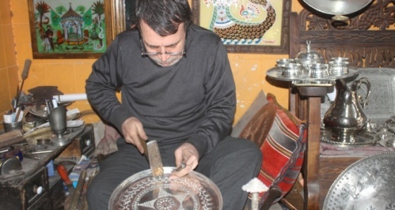 Mardin'de bakırcılık sanatı can çekişiyor