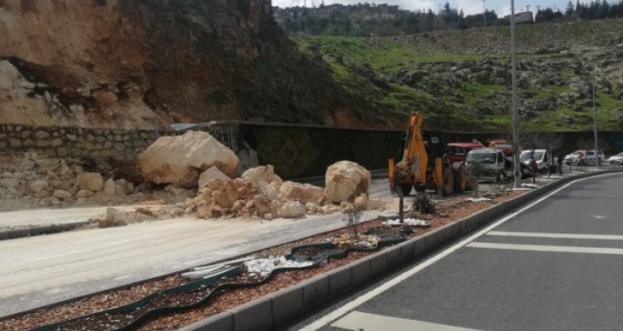 Mardin'de heyelan: Dev kaya parçaları yola düştü