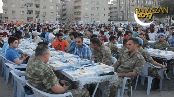 Mardin'de jandarma ve vatandaş iftarda buluştu