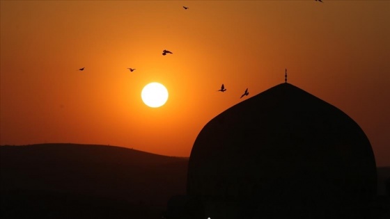 Mardin'de tarihi yapılar gün batımında kartpostallık manzaralar oluşturuyor