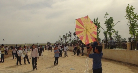 Mardin Nusaybin'de bombaların yerini uçurtmalar aldı