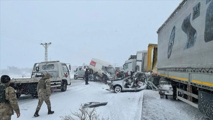 Mardin'de zincirleme trafik kazasında 3 kişi öldü, 12 kişi yaralandı