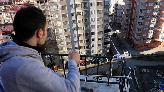 Markete gitmeye üşenince evinin balkonuna teleferik kurdu