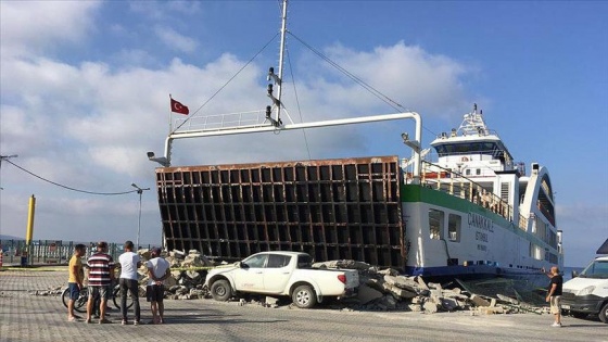 Marmara Adası'nda feribot iskeleye çarptı