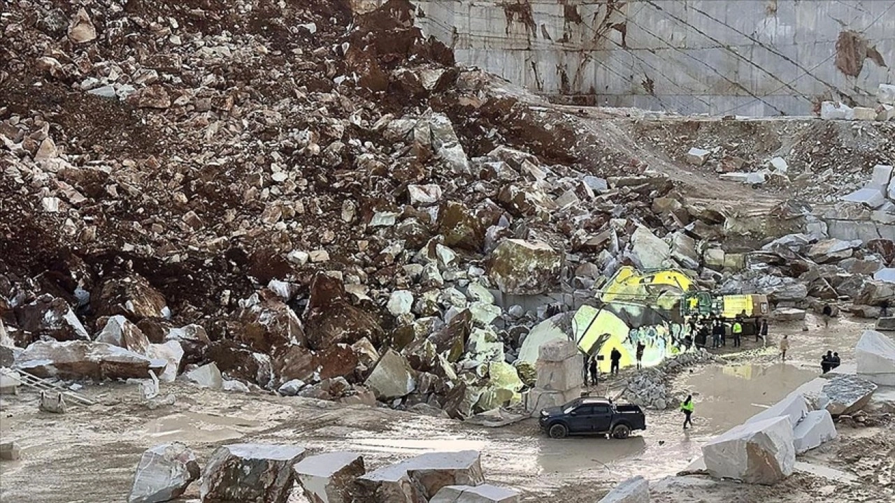 Marmara Adası'nda mermer ocağında oluşan toprak kayması sonucu 1 işçi öldü