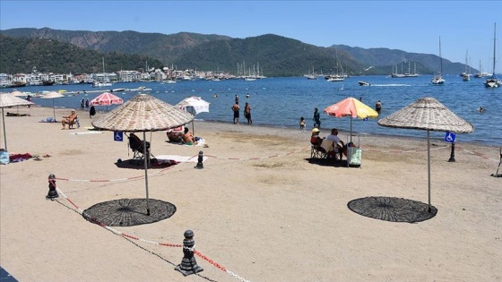 Marmaris Halk Plajı'nda mavi bayraklar dalgalanmaya başladı