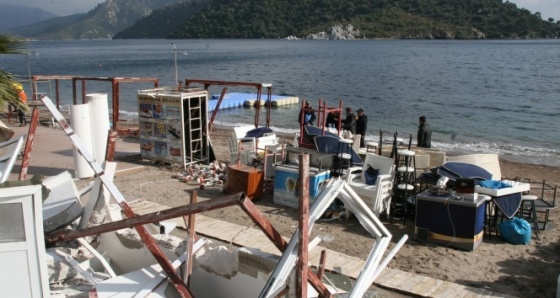 Marmaris’te sahildeki kaçak yapılar yıkılıyor