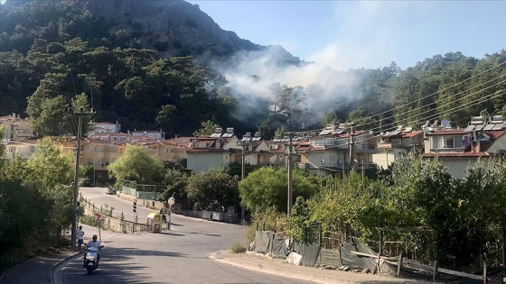 Marmaris'te yerleşim yerlerine yakın noktadaki orman yangını söndürüldü