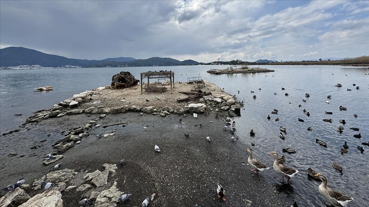 Marmaris ve Fethiye'de deniz suyu çekildi