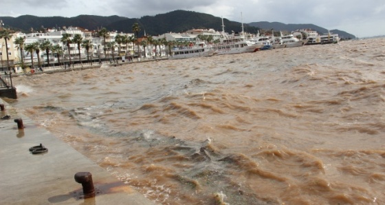 Marmaris yağmur ve doluya teslim oldu