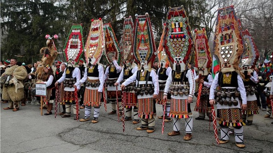 Maskelerini &#039;kötü ruhları korkutmak&#039; için taktılar