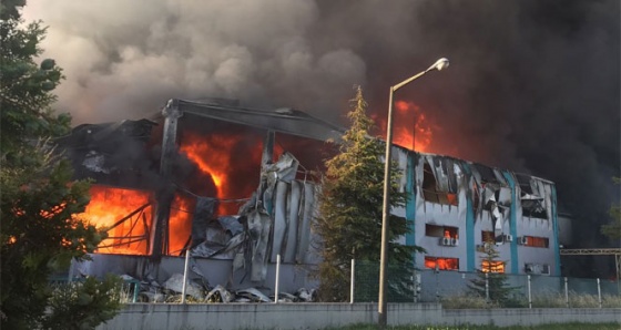 Matbaa mürekkepleri fabrikası alev alev yandı