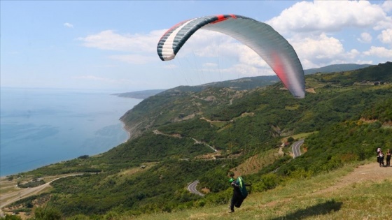 Mavi ve yeşilin buluştuğu Uçmakdere adrenalin tutkunlarını ağırlıyor