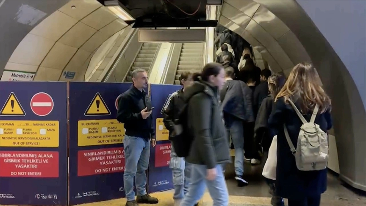 Mecidiyeköy'de metro istasyonunda yürüyen merdiven arızası yoğunluğa neden oldu