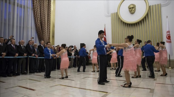 Mecliste down sendromlu gençlerden dans gösterisi