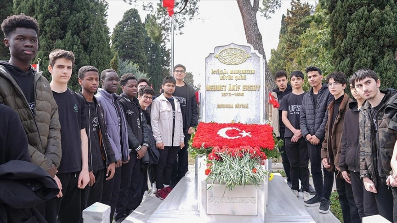 Mehmet Akif Ersoy, İstiklal Marşı'nın kabulünün 104. yılında kabri başında anıldı