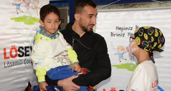 Mehmet Topal'dan lösemili miniklere doğum günü partisi
