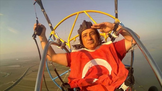 Mehmetçiğe paramotordan asker selamı yolladı