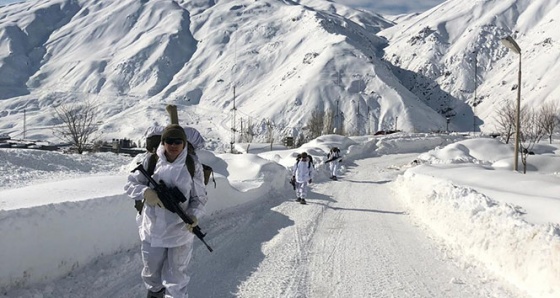 Mehmetçik, -15 derecede Hakkari kırsalında terörist kovalıyor