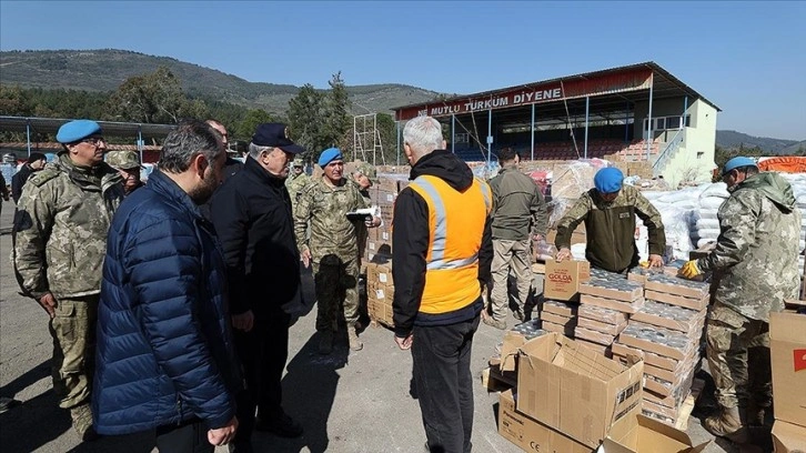 Mehmetçik, Antakya'da 15 bin ekmek, 10 bin kişilik yemek dağıtıyor