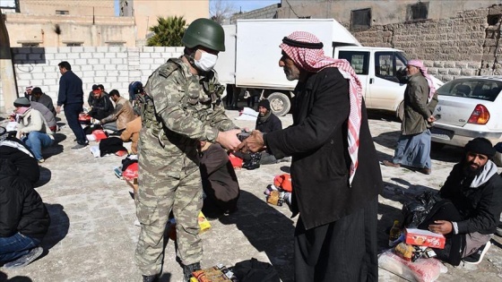 Mehmetçik, Barış Pınarı bölgesinde ihtiyaç sahiplerine gıda yardımı yaptı