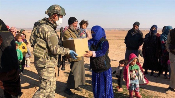 Mehmetçik Barış Pınarı bölgesinde yardımlarına devam ediyor