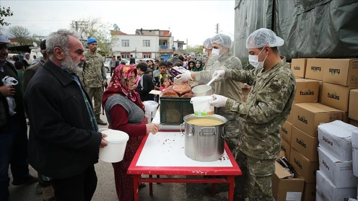 Mehmetçik depremzedelere kumanya dağıtıp çorba ikram ediyor