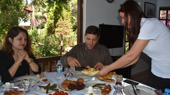 Mehmetçik'e 'anne kahvaltısı'