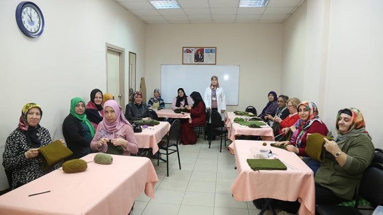 Mehmetçik için boyunluk ve bere ördüler