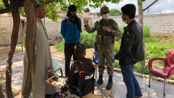 Mehmetçik, PKK/YPG'nin sakat bıraktığı Suriyeli çocuğu ziyaret etti