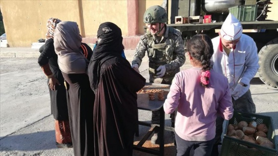 Mehmetçik Tel Abyad ve Rasulayn'da kandil simidi dağıttı